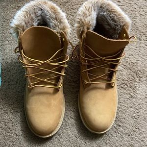 Timberland Boots with Fur. Size 7 in youth/ 8.5 in women.